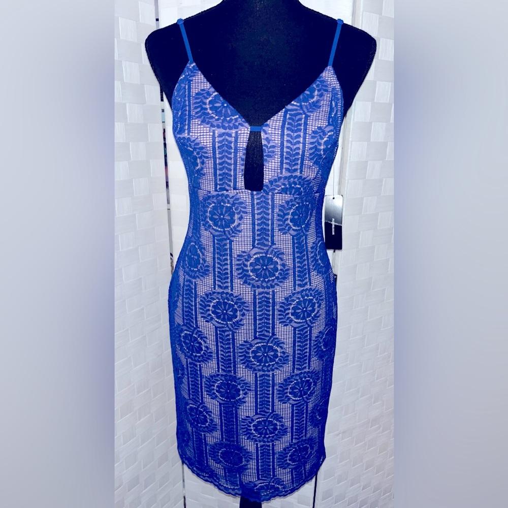 💙Lulus Lace Overlay Midi Dress NWT/Size Small
